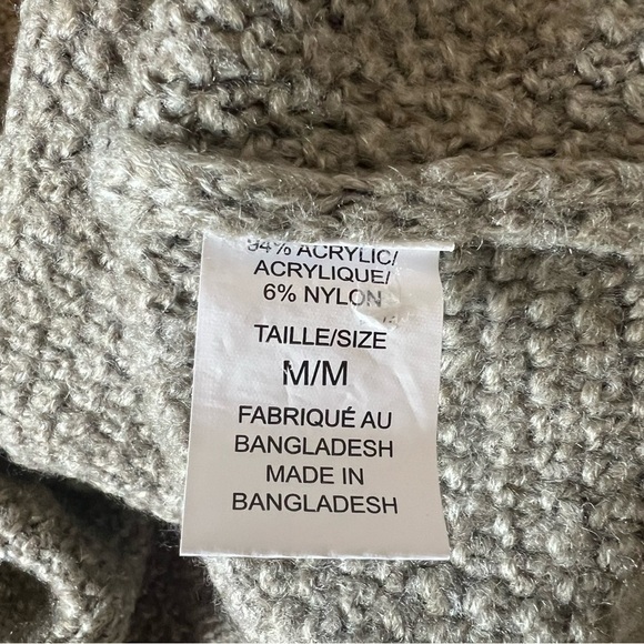 Women’s Medium Suzy Shier Green Sweater - Picture 8 of 8